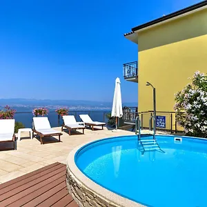  Apartment Laurus-2 By Interhome